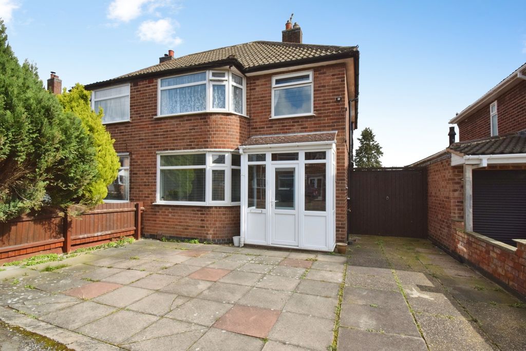 3 bed semi-detached house for saleWoodgate Drive, Leicester, Leicestershire LE4