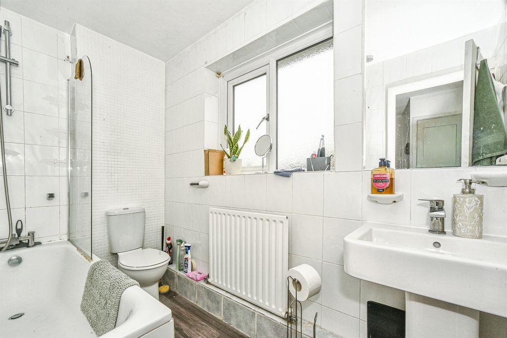 Additional image 11 of 2 bed property for saleKingfisher Drive, Durrington, Salisbury SP4