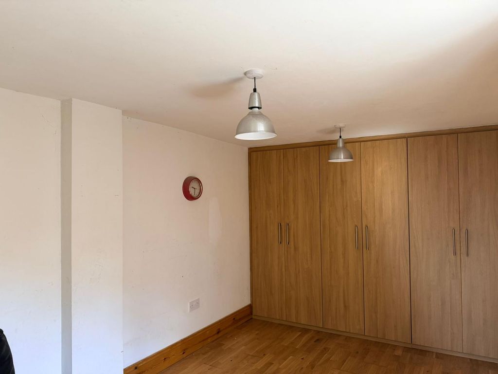 Additional image 10 of 4 bed semi-detached house for saleColes Close, Leicester LE4
