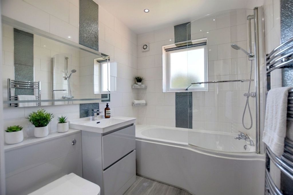 3 bed semi-detached house for saleThe Circle, Evington, Leicester LE5 photo 3