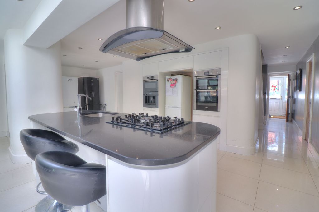 5 bed detached house for saleParkside Close, Leicester LE4 photo 2