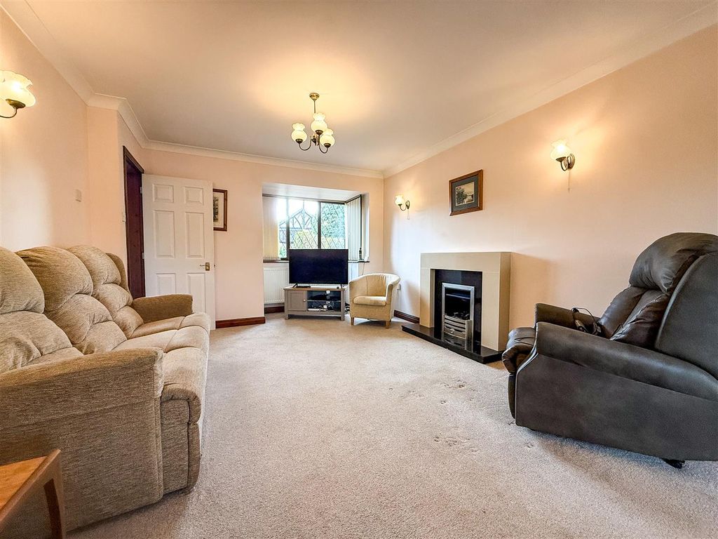 4 bed detached house for saleField View, Biddulph ST8 photo 4