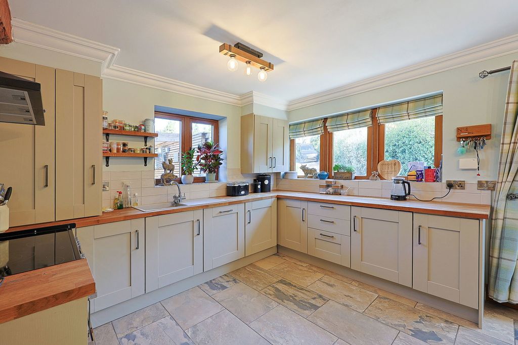 2 bed barn conversion for saleClaverley, Boycott Barns WV5 photo 4