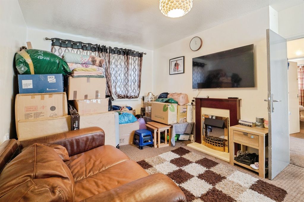 2 bed flat for saleThurcaston Road, Leicester LE4 photo 2