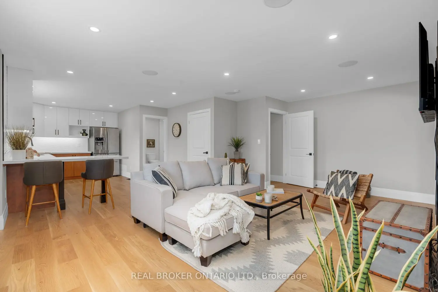 Additional image 9 of 943 Barry Avenue