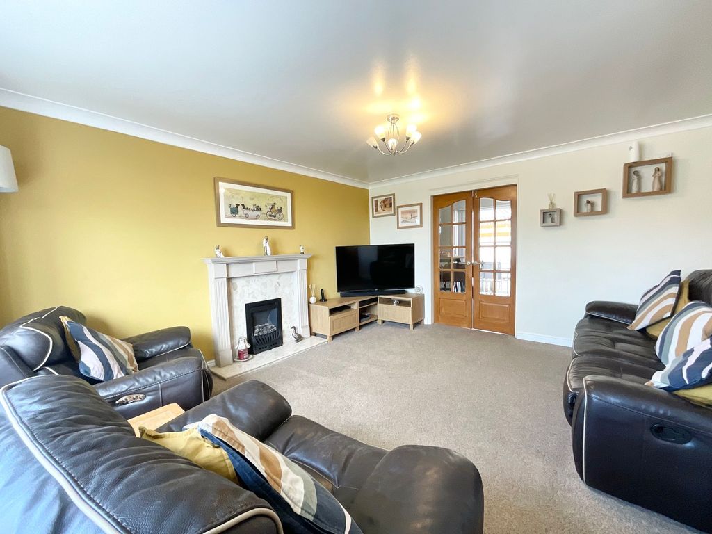 3 bed detached house for saleCastleton Road, Stoke-On-Trent ST3 photo 4