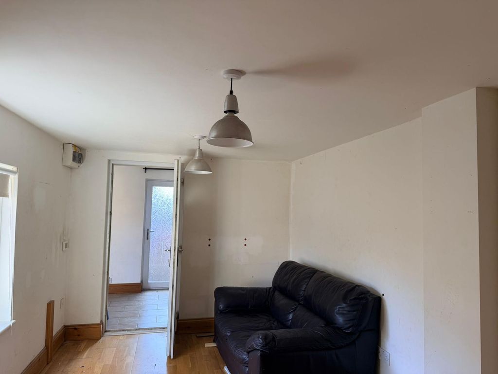 Additional image 3 of 4 bed semi-detached house for saleColes Close, Leicester LE4