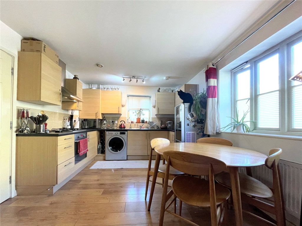 2 bed flat for saleMiddle Mead, Cirencester, Gloucestershire GL7 photo 3