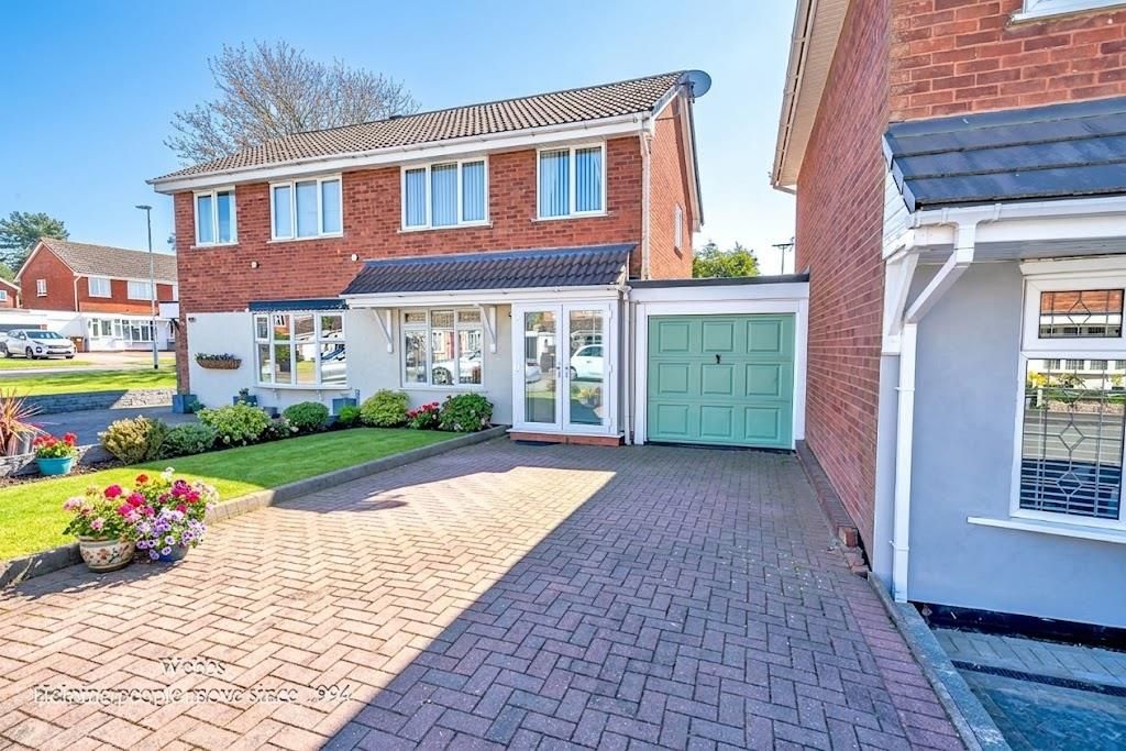 3 bed semi-detached house for saleHarebell Close, Heath Hayes, Cannock WS12