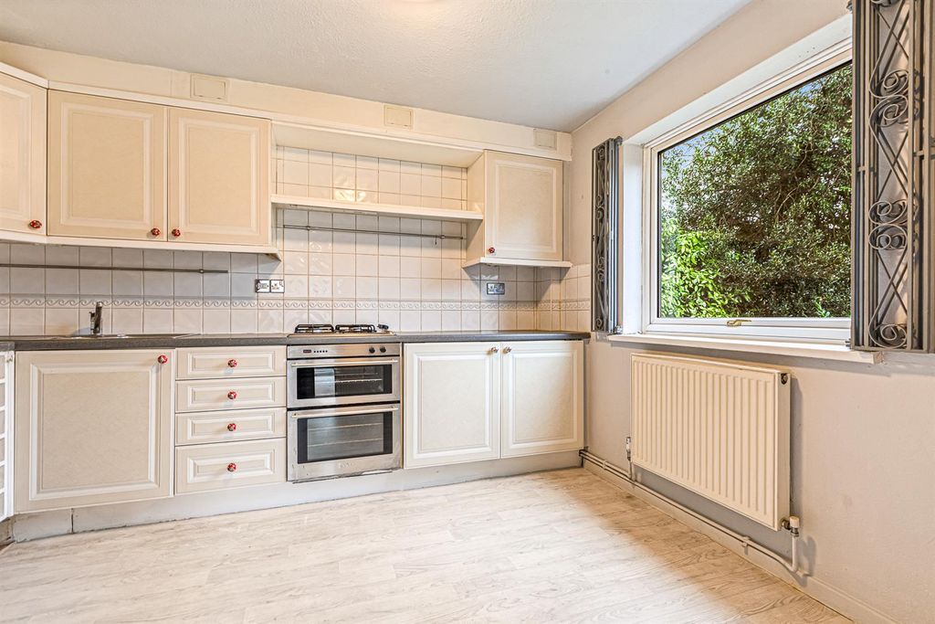 2 bed flat for saleThe Lawns, Stoneygate Road, Leicester LE2 photo 3