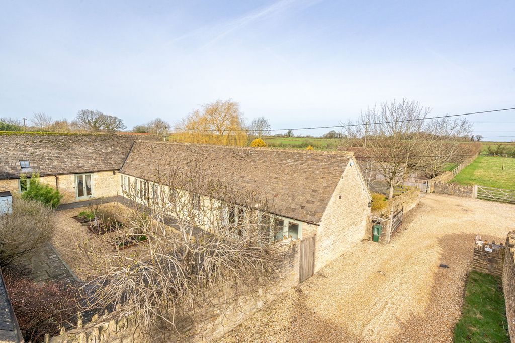 3 bed barn conversion for saleLeigh Delamere, Chippenham SN14 photo 4