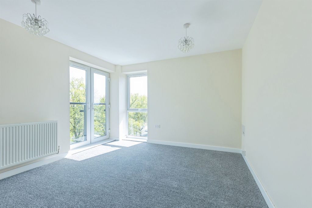 2 bed flat for salePavilion Close, Leicester LE2 photo 2