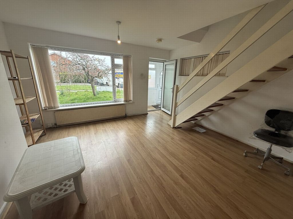 3 bed semi-detached house for saleStour Close, Oadby LE2 photo 2