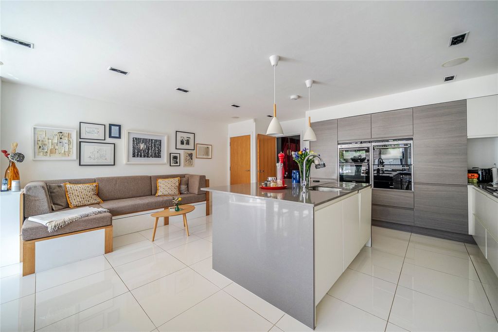 4 bed end terrace house for saleSt Leonards, Exeter EX2 photo 5