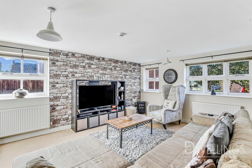3 bed semi-detached house for salePoplars Barn, Chestnut Drive, Burton-On-Trent DE13 photo 4