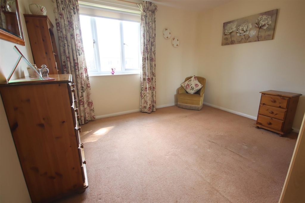 2 bed flat for saleClift House, Langley Road, Chippenham SN15 photo 5