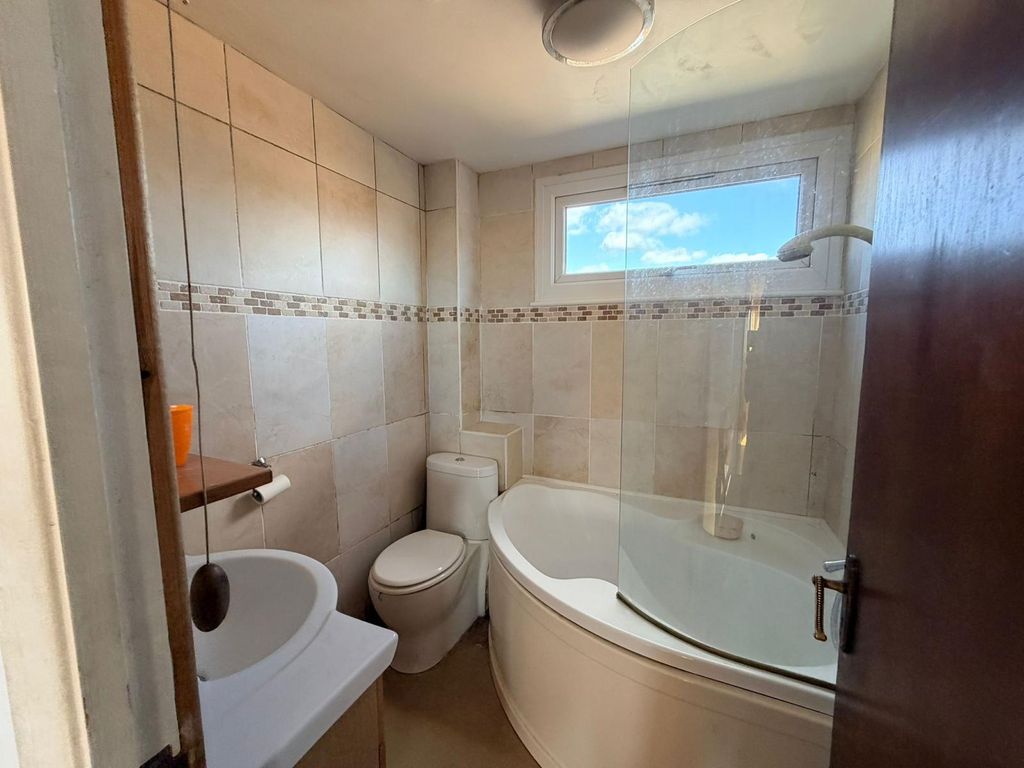 Additional image 13 of 4 bed semi-detached house for saleColes Close, Leicester LE4