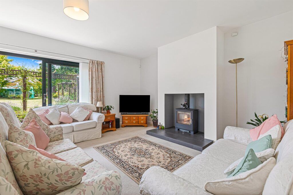 3 bed bungalow for saleManor Road Extension, Oadby LE2 photo 2
