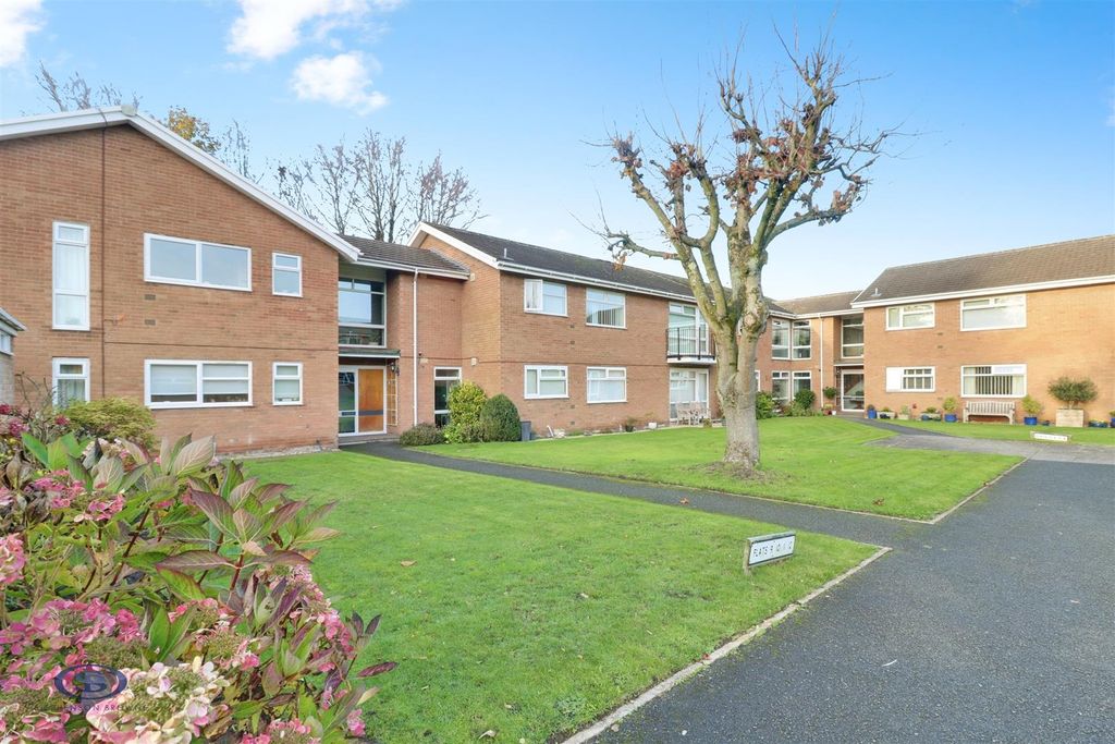 2 bed flat for saleMere Court, Sandbach Road North, Alsager ST7