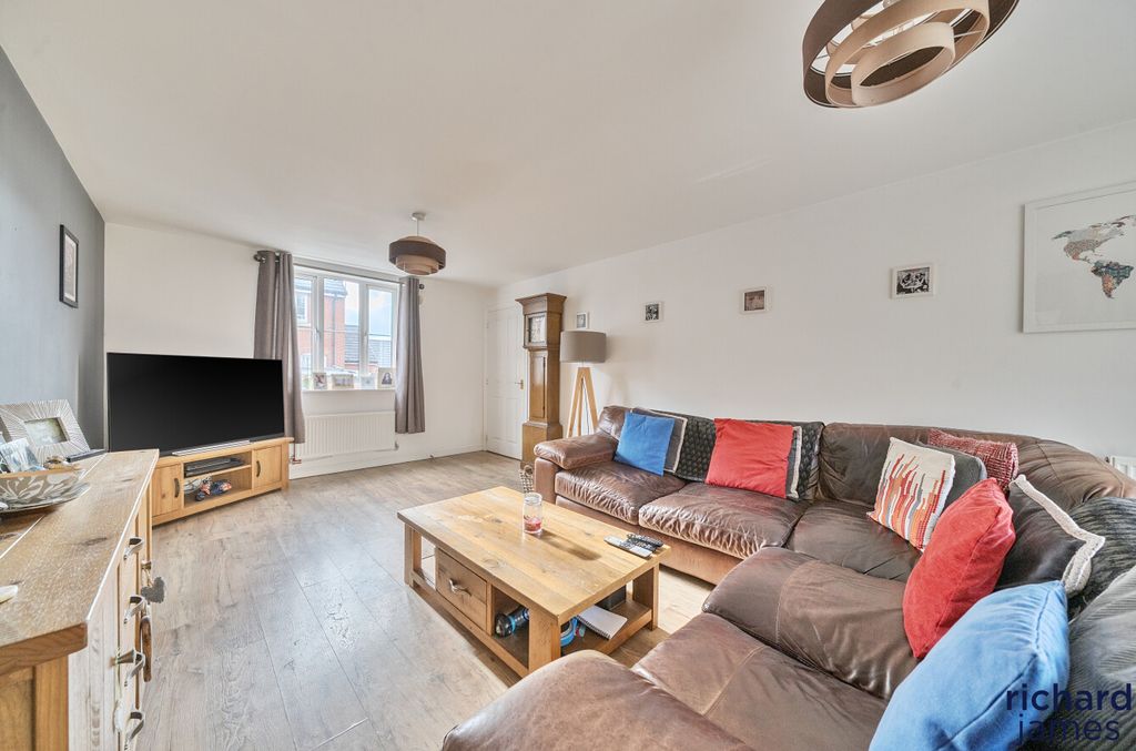 Additional image 4 of 5 bed detached house for saleCloatley Crescent, Royal Wootton Bassett, Royal Wootton Bassett SN4