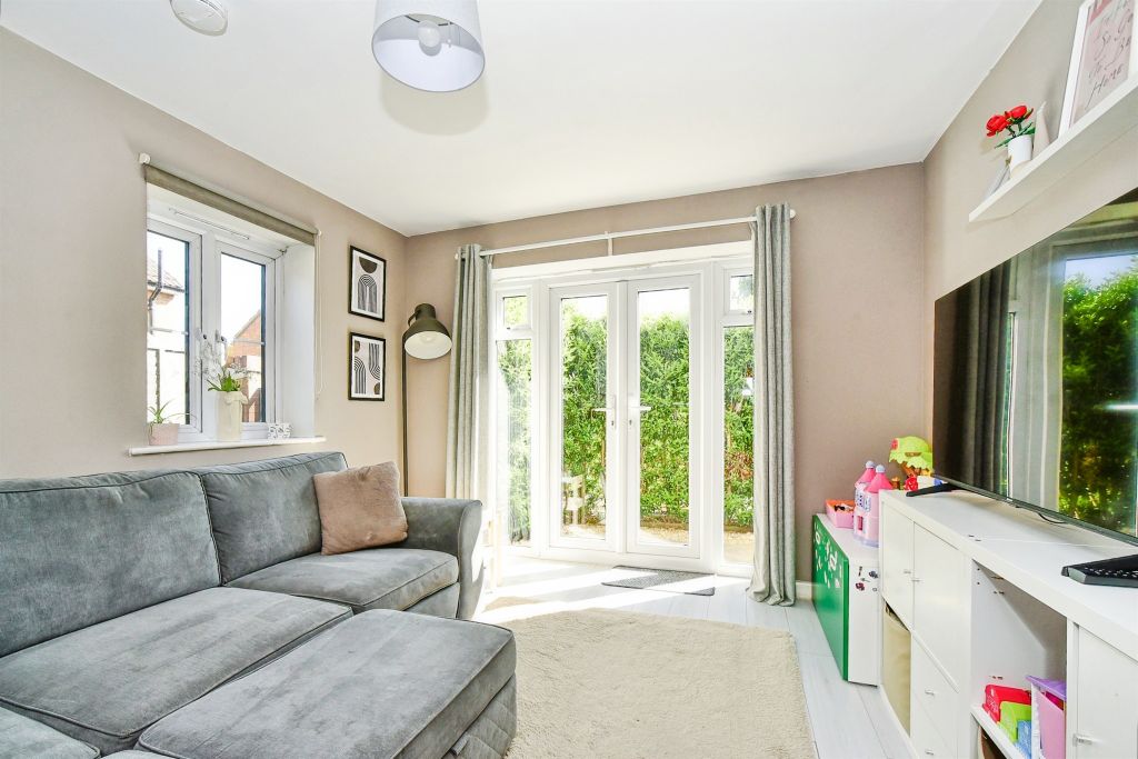 2 bed flat for saleWoodroffe Square, Calne SN11 photo 5