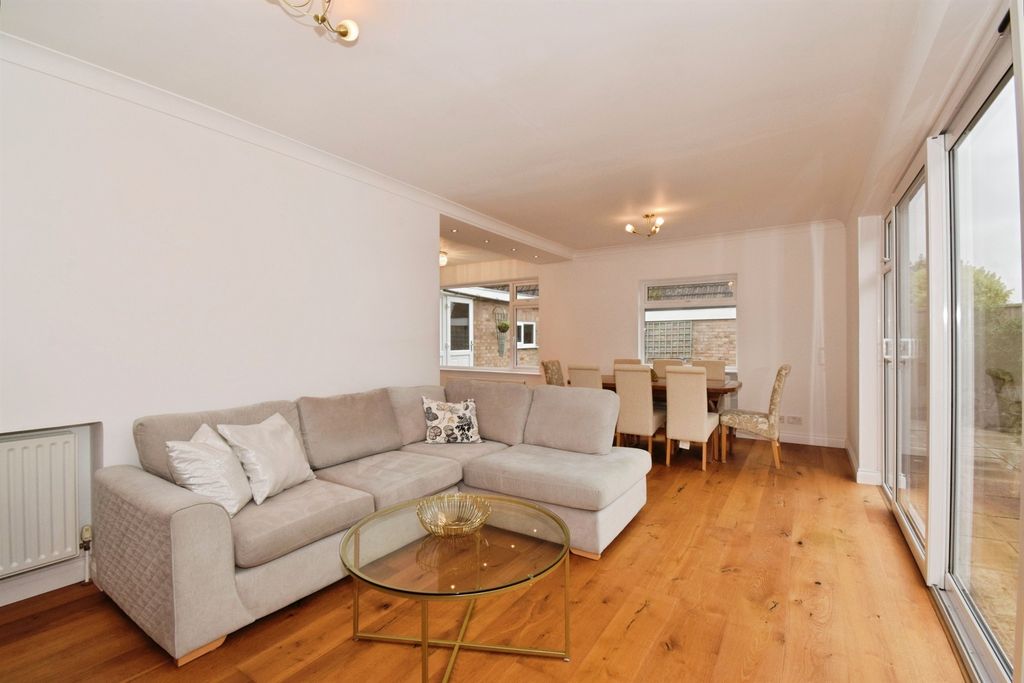 4 bed detached house for saleBelleville Drive, Oadby, Leicester LE2 photo 2