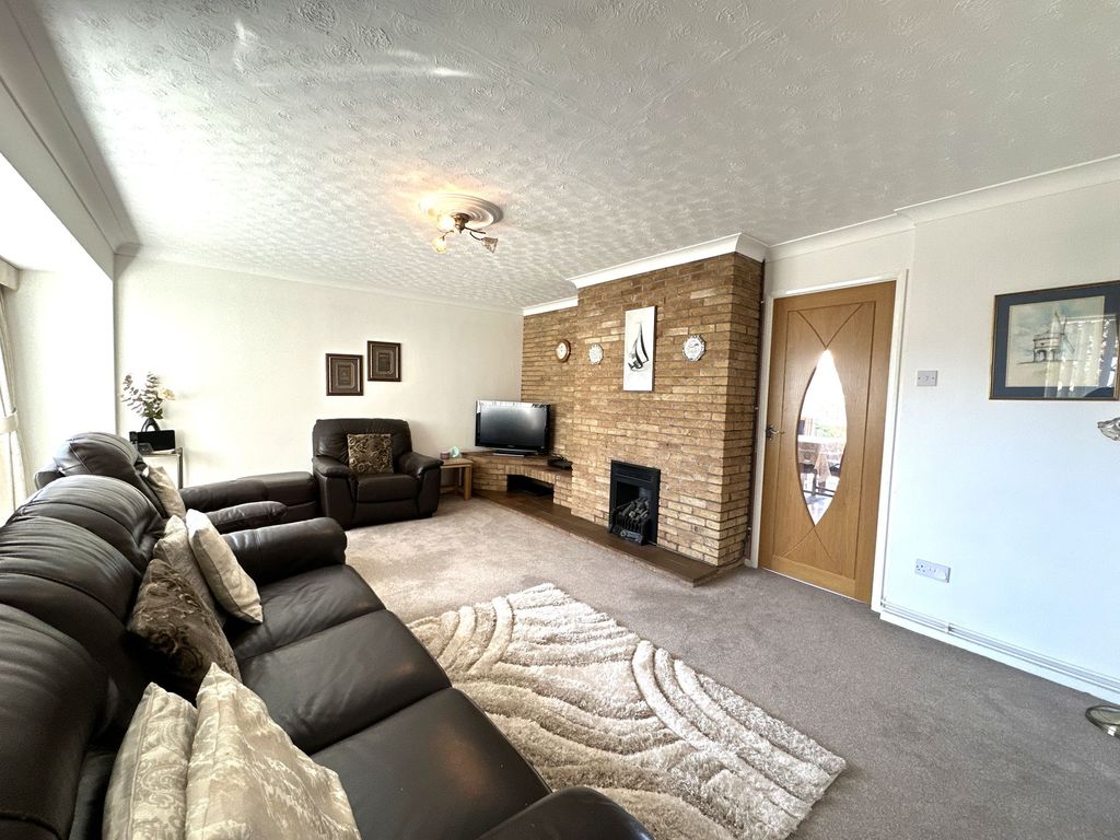 5 bed detached house for saleForest Rise, Oadby LE2 photo 4