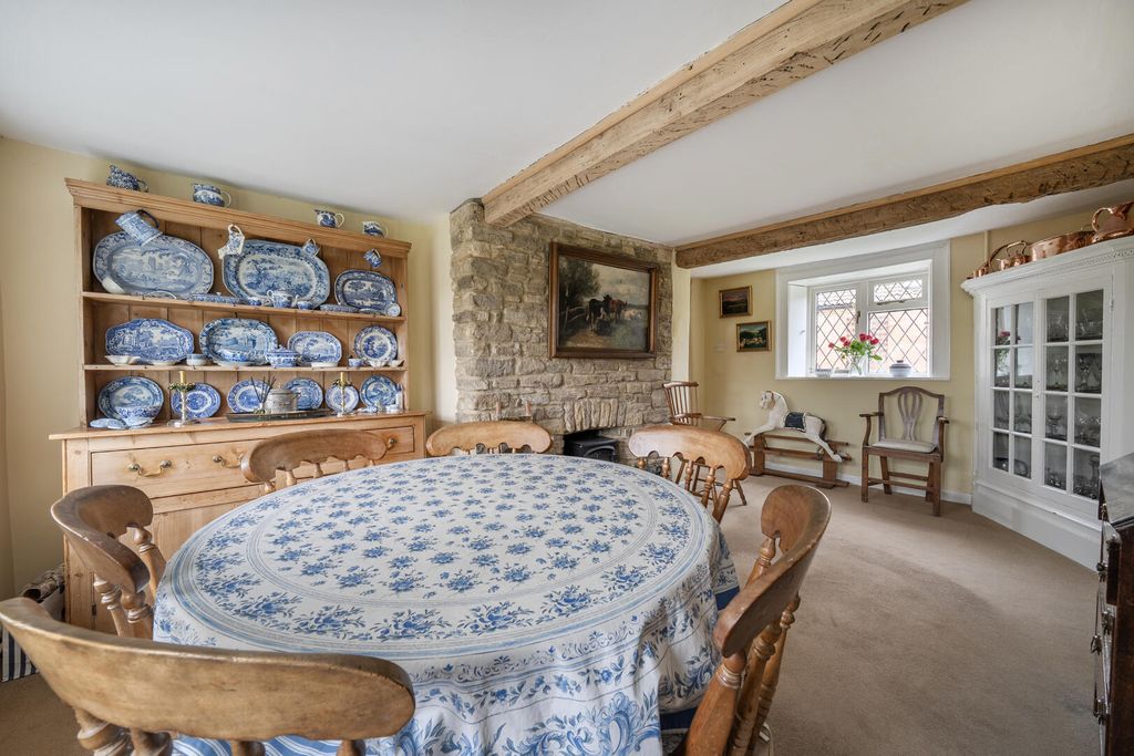 3 bed detached house for saleBulkington, Devizes SN10 photo 4