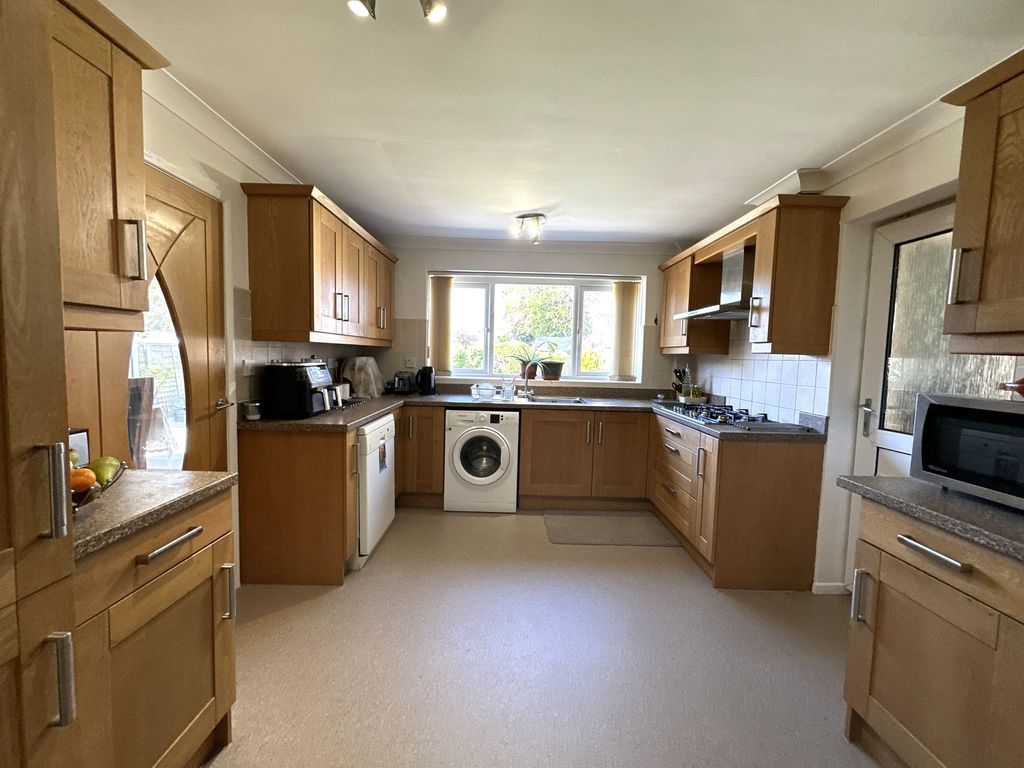 5 bed detached house for saleForest Rise, Oadby LE2 photo 3