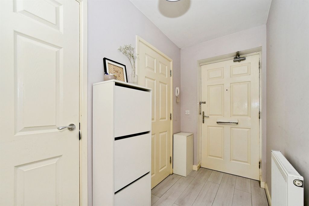 2 bed flat for saleWoodroffe Square, Calne SN11 photo 3
