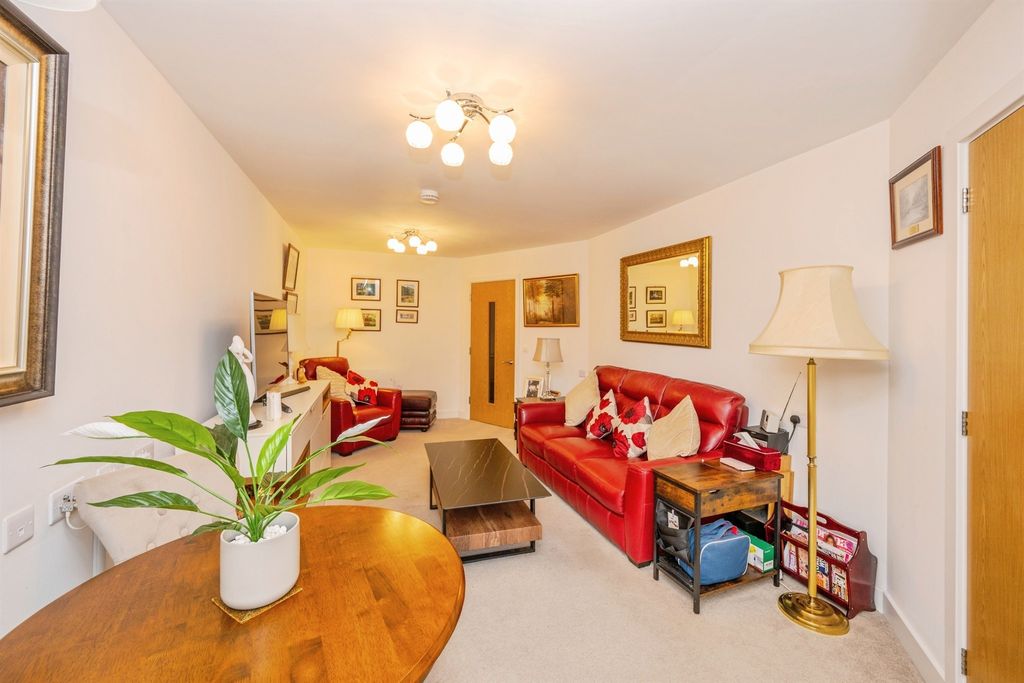 1 bed flat for saleRotten Row, Lichfield WS13 photo 4