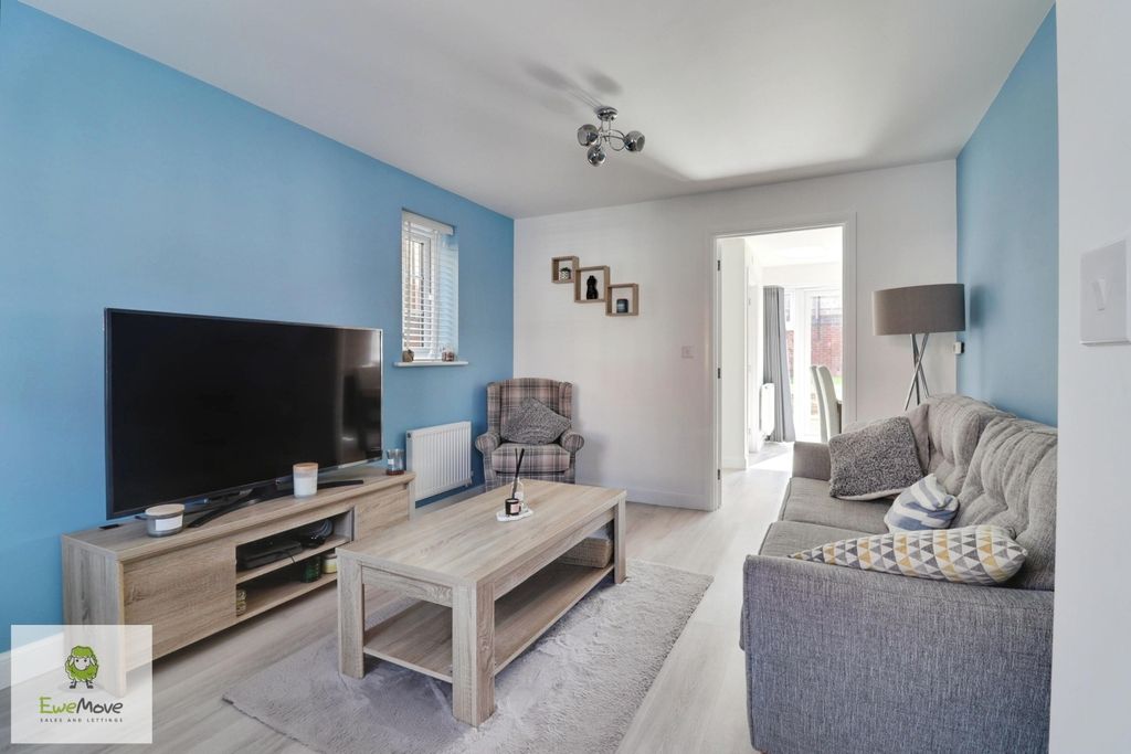 3 bed detached house for saleTomkinson Heights, Hednesford, Cannock, Staffordshire WS12 photo 5