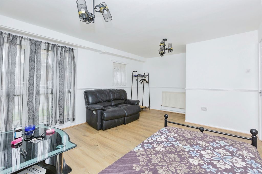 2 bed maisonette for saleCalgary Road, Leicester LE1 photo 5