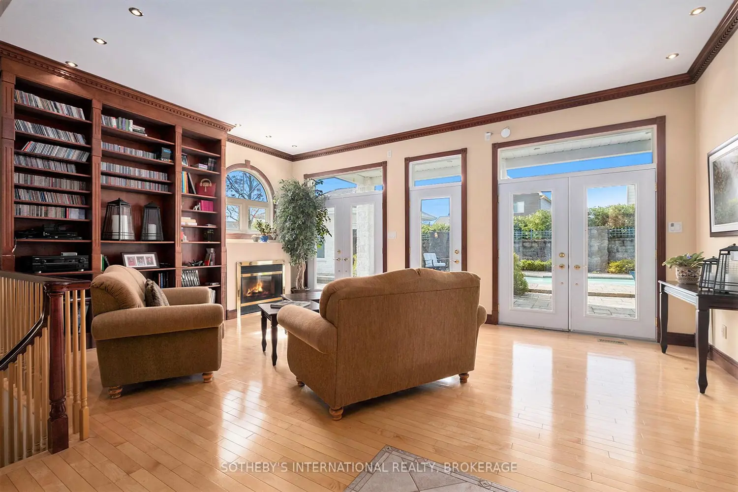 389 Albert Street photo 2