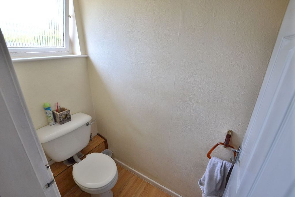 4 bed detached house for saleLaunde Road, Oadby LE2 photo 5