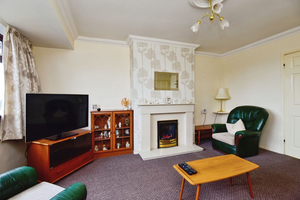 3 bed semi-detached house for saleChell Heath Road, Stoke-On-Trent ST6 photo 2