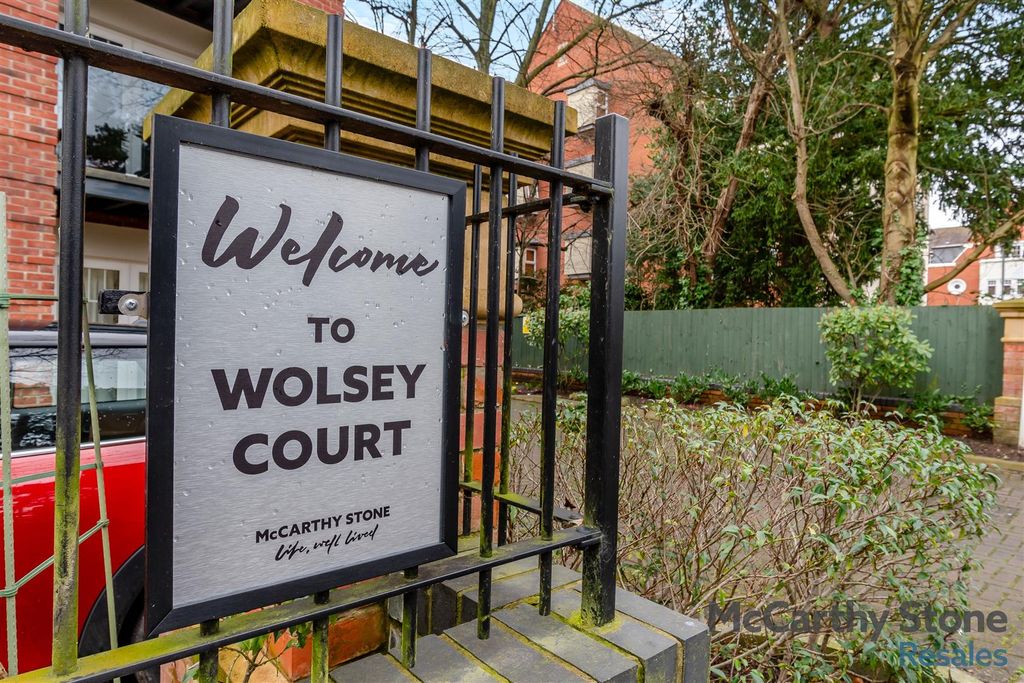 1 bed flat for saleWolsey Court, Knighton Park Road, Leicester LE2