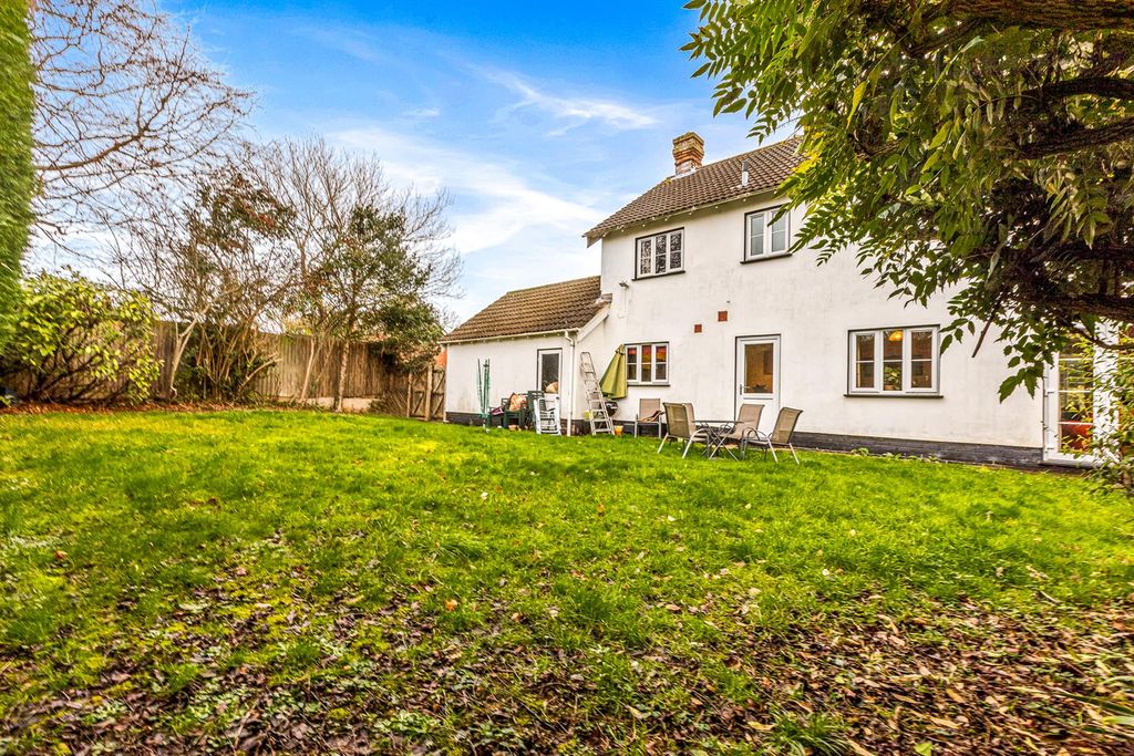 4 bed detached house for saleCarisbrooke Park, Leicester LE2 photo 5