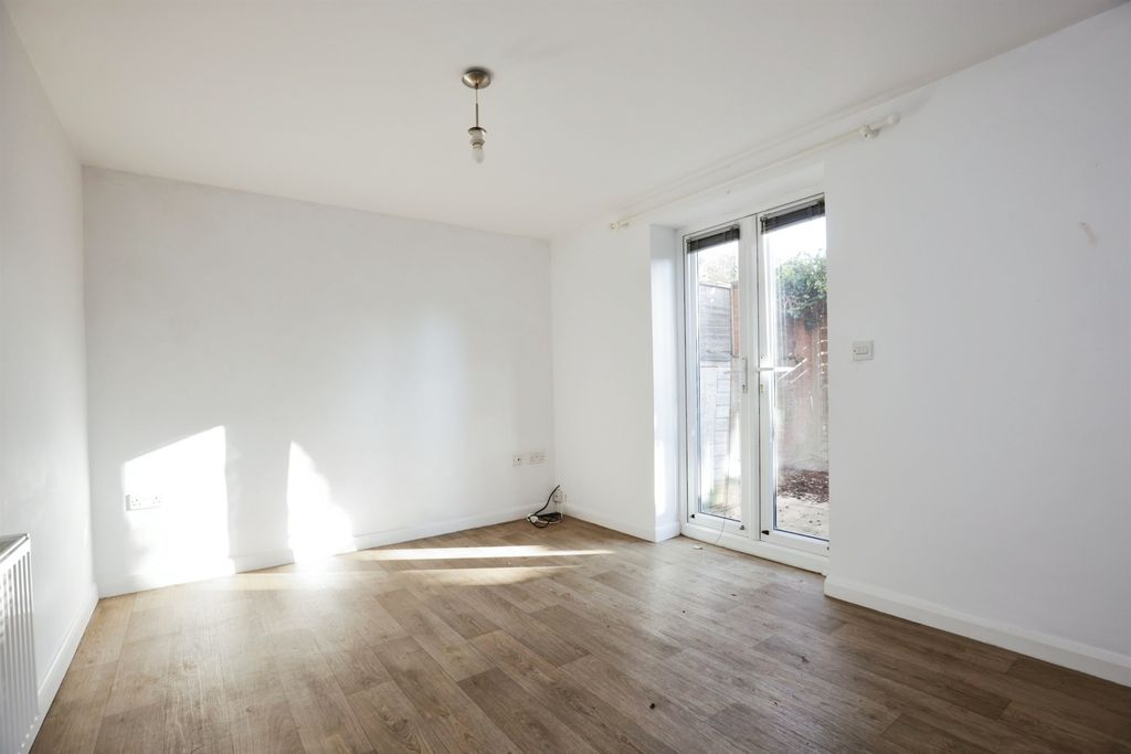 1 bed flat for saleLowercroft, Rugby CV21 photo 2