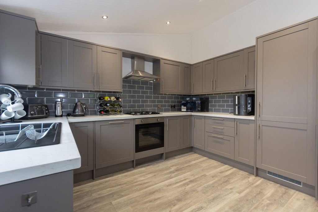 2 bed lodge for saleWolverhampton WV5 photo 3