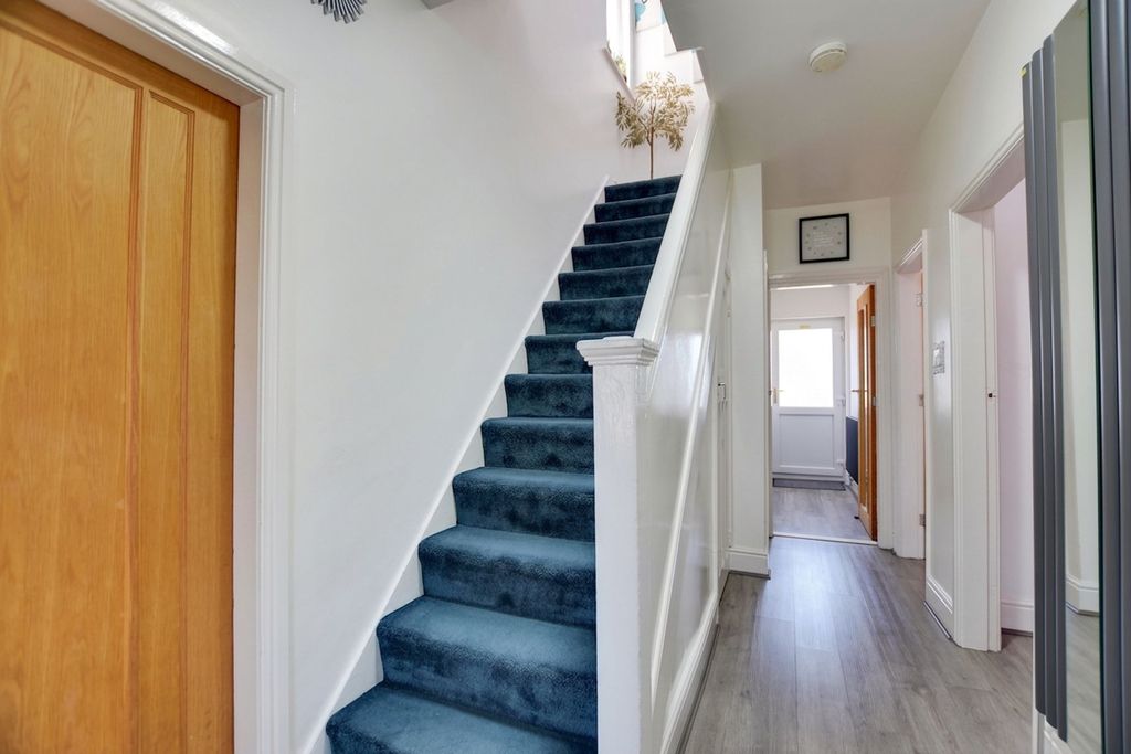 3 bed semi-detached house for saleThe Circle, Evington, Leicester LE5 photo 5