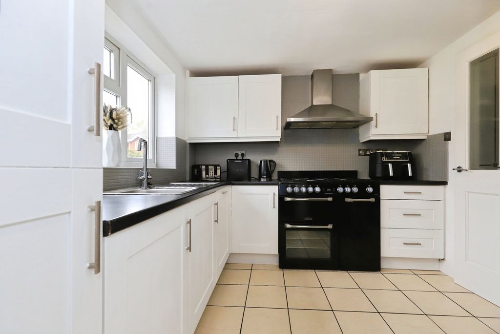 Additional image 4 of 5 bed detached house for saleRaglan Avenue, Perton Wolverhampton, Staffordshire WV6