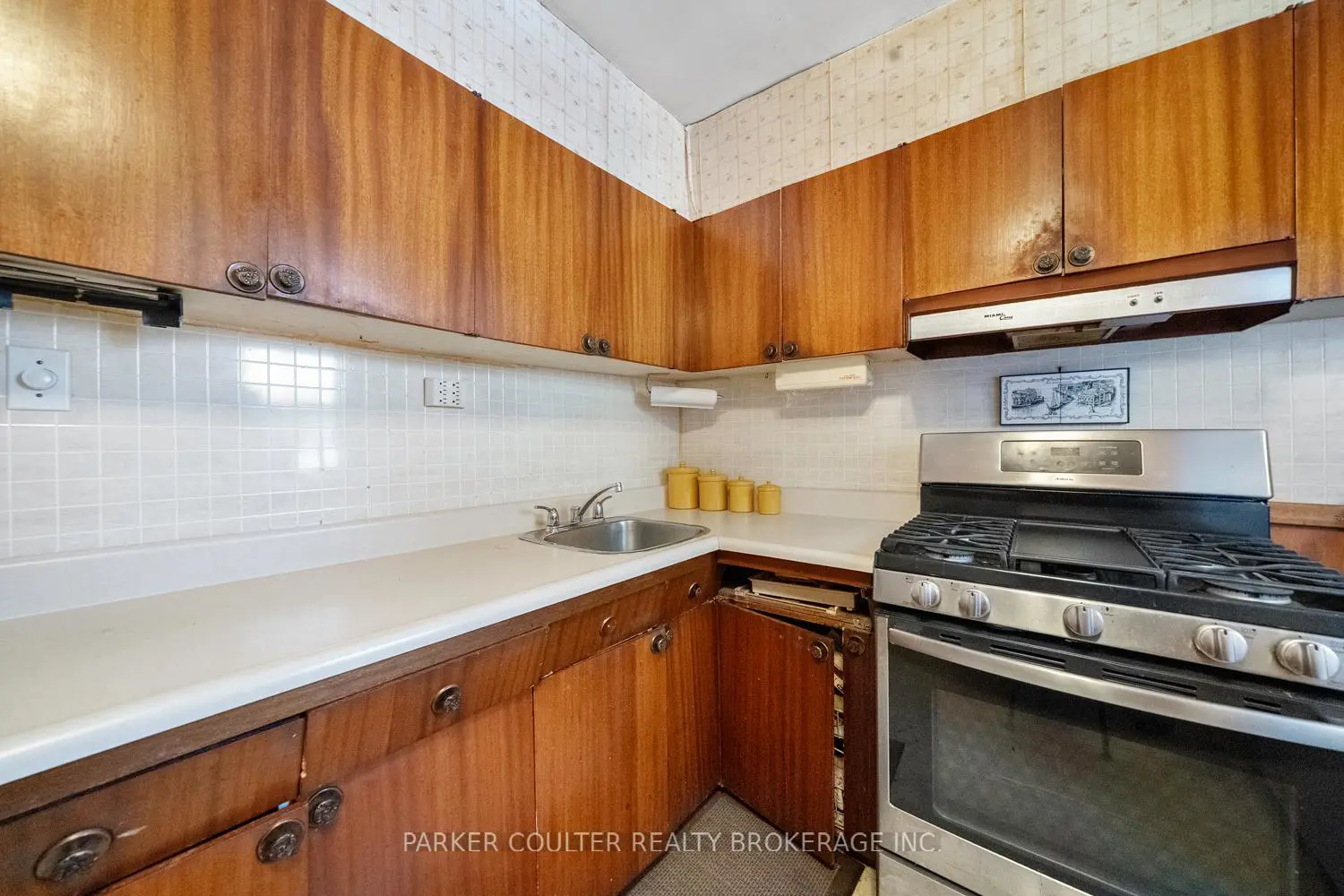 Additional image 11 of 26 Larchmount Avenue