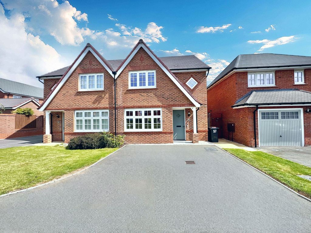 3 bed semi-detached house for saleRoman Avenue, Nuneaton CV11