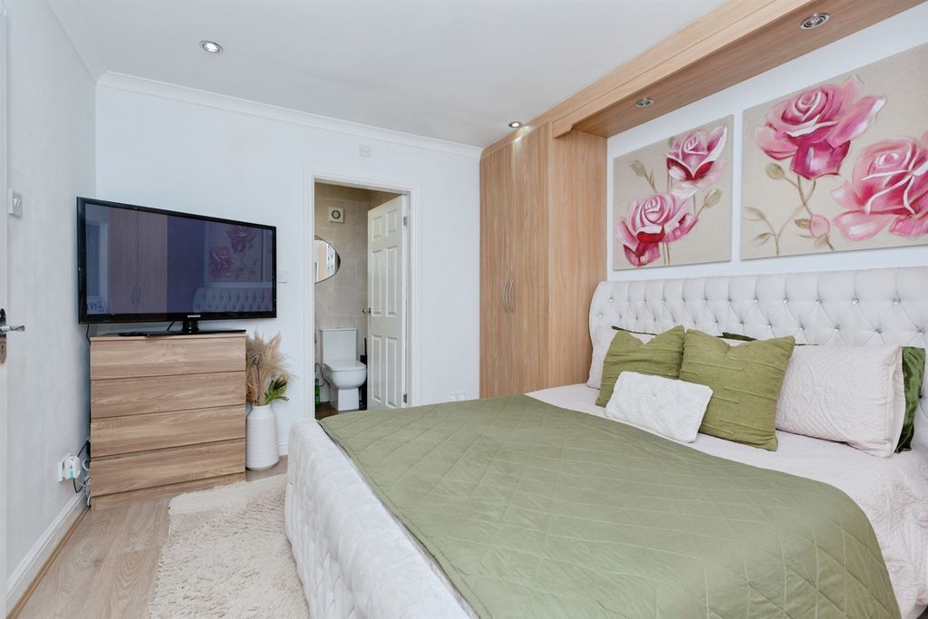 4 bed detached house for saleOakdene Road, Leicester LE2 photo 4