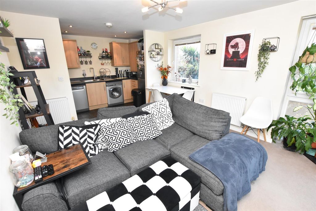 2 bed flat for salePavilion Close, Leicester LE2 photo 2