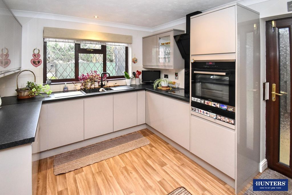 2 bed detached bungalow for saleSaffron Road, Wigston LE18 photo 2