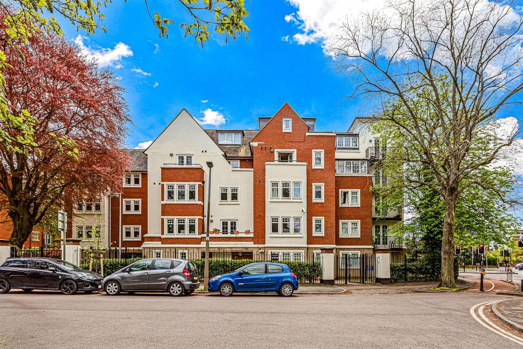 2 bed flat for saleThe Laurels, Knighton Park Road, Leicester LE2