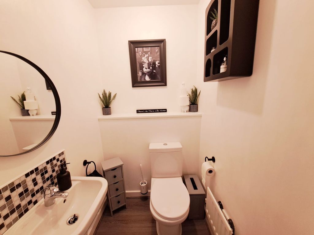 4 bed detached house for saleWadworth Road, Devizes SN10 photo 2