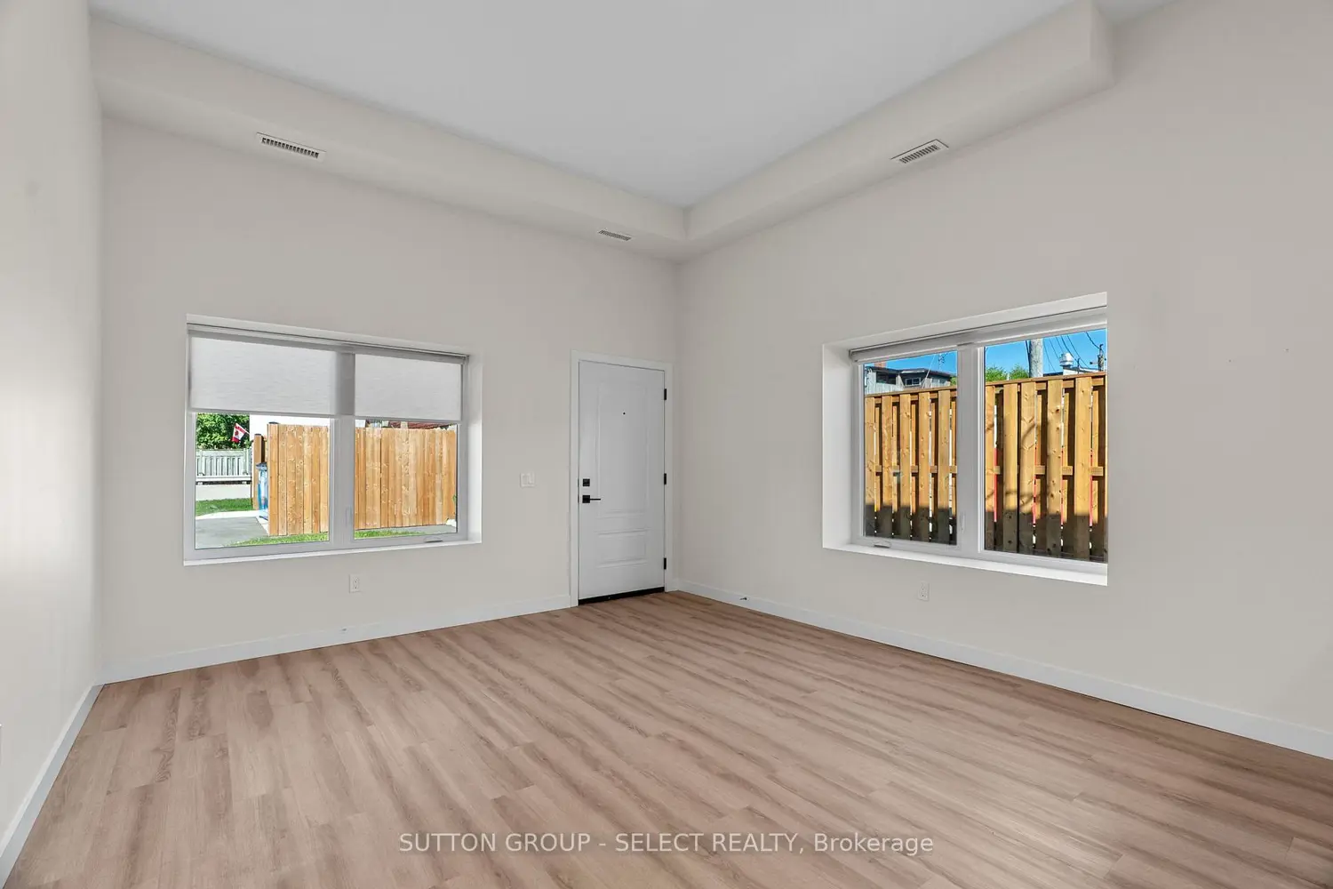370 William Street photo 3